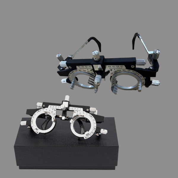 Armazón de prueba ajustable profesional, usado para exámenes refractivos, adaptación de lentes y diagnóstico en consultorios de optometría y óptica. Totalmente regulable para diferentes distancias pupilares.