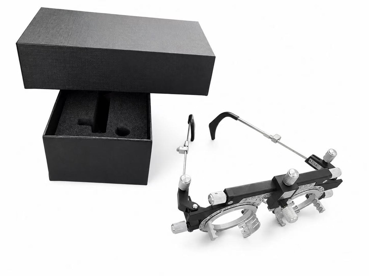 Armazón de prueba ajustable profesional, usado para exámenes refractivos, adaptación de lentes y diagnóstico en consultorios de optometría y óptica. Totalmente regulable para diferentes distancias pupilares.